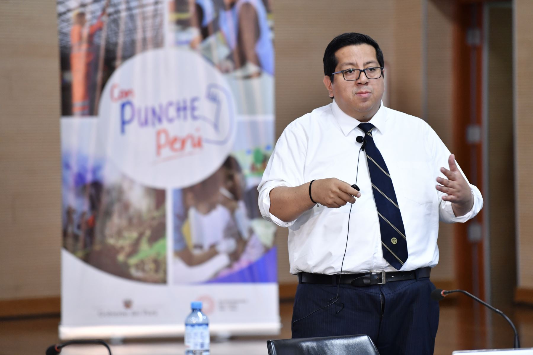 El ministro de Economía Alex Contreras, brindó una conferencia de prensa donde se realizó la presentación de las medidas del Plan “Con Punche Perú : atención a la emergencia”.
Foto: ANDINA/MEF