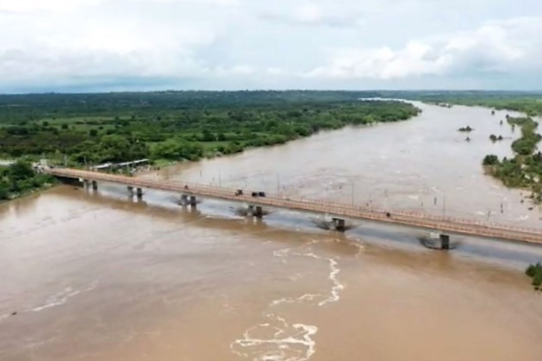 Una nueva alerta de posibles desbordes registra el río Piura que alcanzó un caudal elevado a causa de las lluvias intensas. ANDINA/Difusión