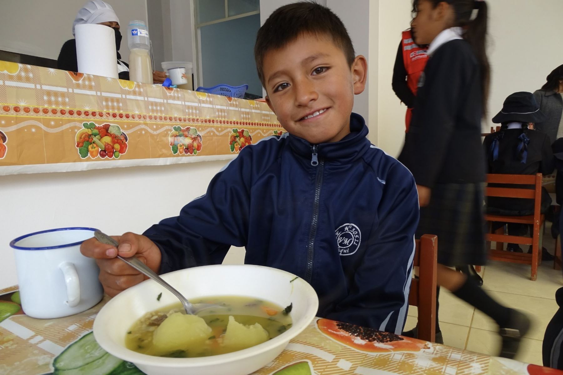 Escolares de Viques y Muqui, en la región Junín, disfrutan el tradicional patachi, deliciosa sopa preparada a base de charqui, trigo pelado, habas, frejol y arveja. Foto: ANDINA/Difusión