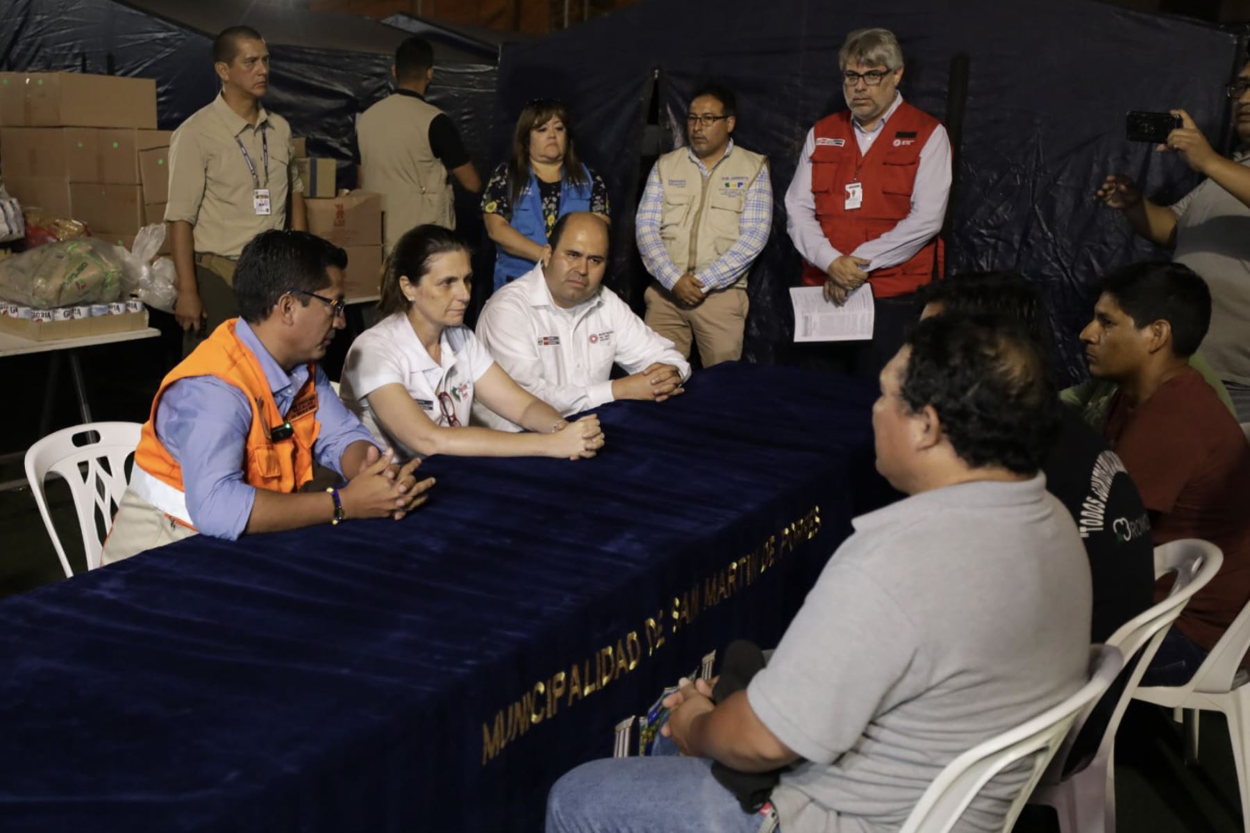 Ministra de Vivienda, Hania Pérez de Cuéllar, acompañada del alcalde de San Martín de Porres,  Hernan Sifuentes, se reunió con vecinos damnificados. ANDINA/ Ministerio de Vivienda.
