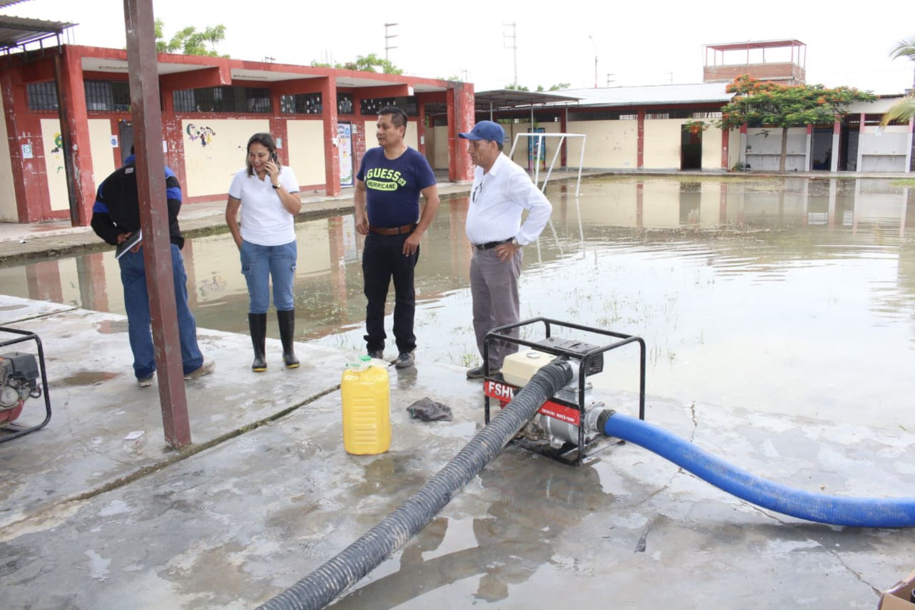 Con ayuda de motobombas se evacuaron las aguas acumuladas en las instituciones educativas de Tumbes. Foto: ANDINA/Difusión