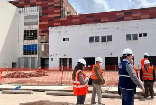 La ejecución del saldo de obra y el equipamiento del hospital Antonio Lorena, en la región Cusco, concluirá en diciembre de 2024 con una inversión de 940 millones de soles para beneficiar a más de 400,000 habitantes, de acuerdo al contrato que se firmó en diciembre de 2022, ratificó el Ministerio de Salud.