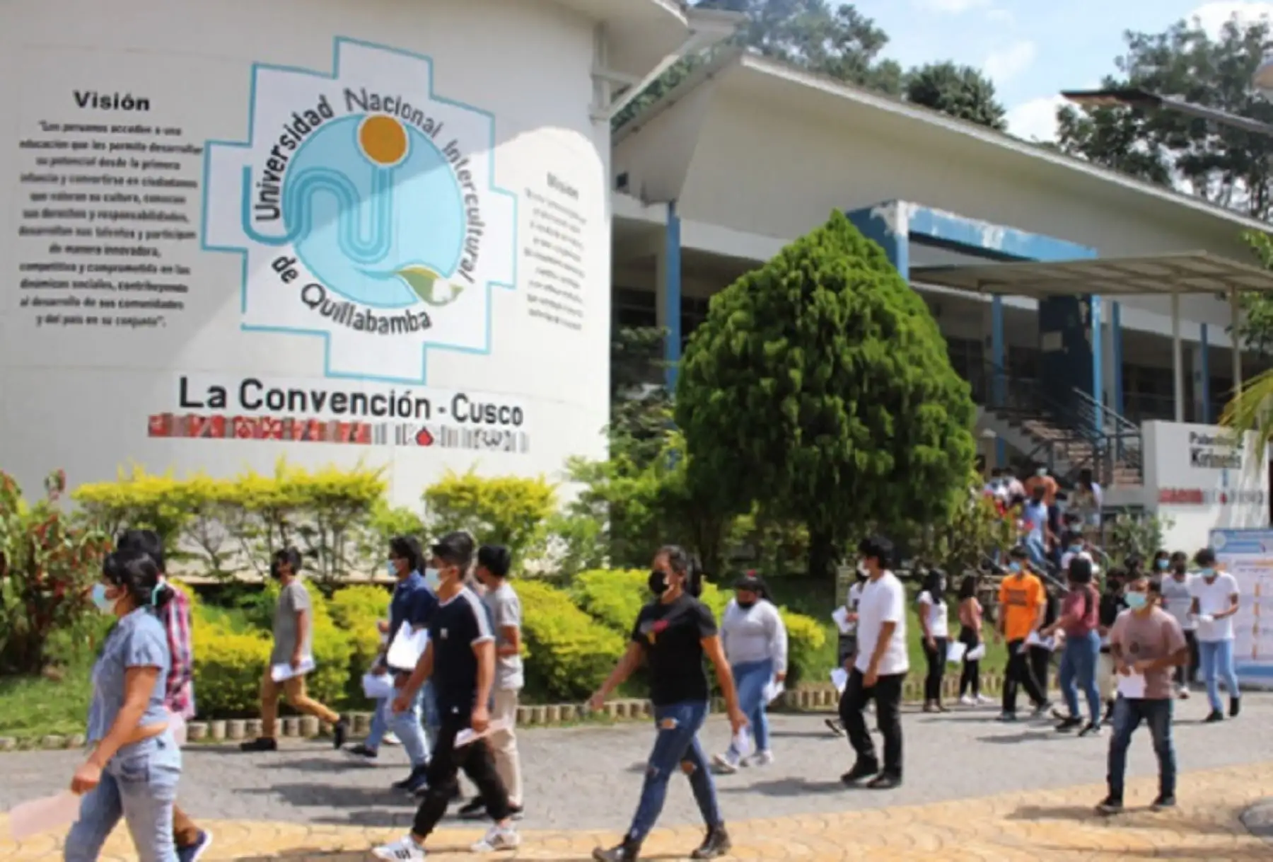 Con el fin de fortalecer las capacidades lingüísticas de los docentes bilingües, particularmente de la provincia cusqueña de La Convención, el Ministerio de Educación suscribió un convenio de cooperación interinstitucional con la Universidad Nacional Intercultural de Quillabamba para desarrollar cursos de capacitación en lenguas originarias y mejorar el servicio de Educación Intercultural Bilingüe.