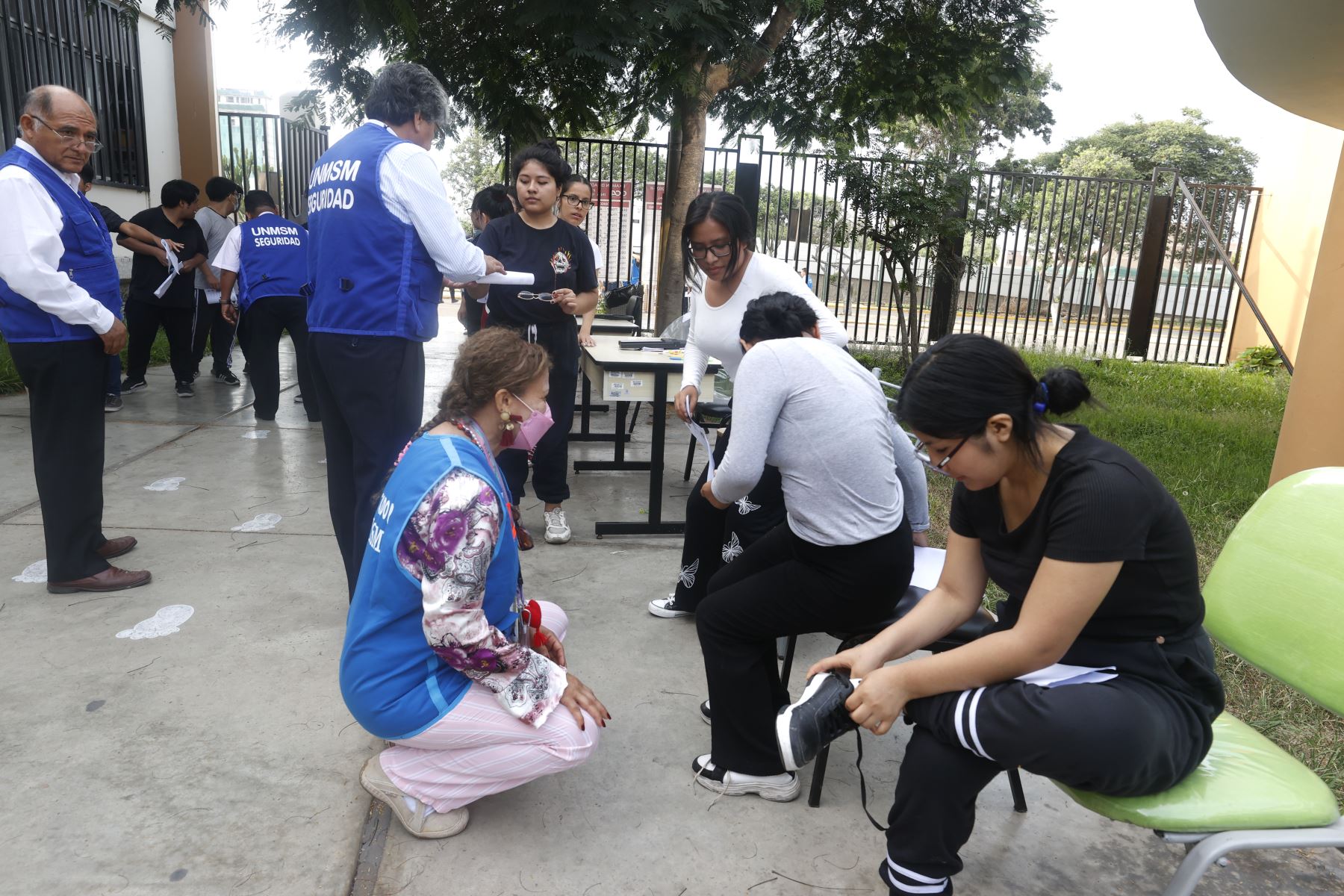 Jóvenes llegaron desde muy temprano a la universidad  Mayor de San Marcos. Foto: ANDINA/Vidal Tarqui