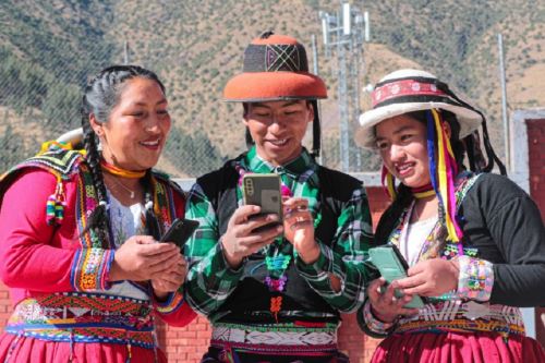 Más de 266,000 ciudadanos de localidades rurales de la región Cusco están conectados digitalmente gracias a las iniciativas Centros de Acceso Digital, Espacios Públicos de Acceso Digital, así como al proyecto de banda ancha, todos ellos implementados por el Ministerio de Transportes y Comunicaciones. 