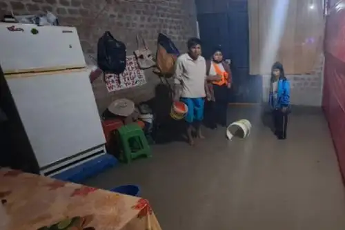 Viviendas y locales comerciales resultaron afectados por una intensa lluvia en la ciudad de Huamanga, capital de la región Ayacucho.