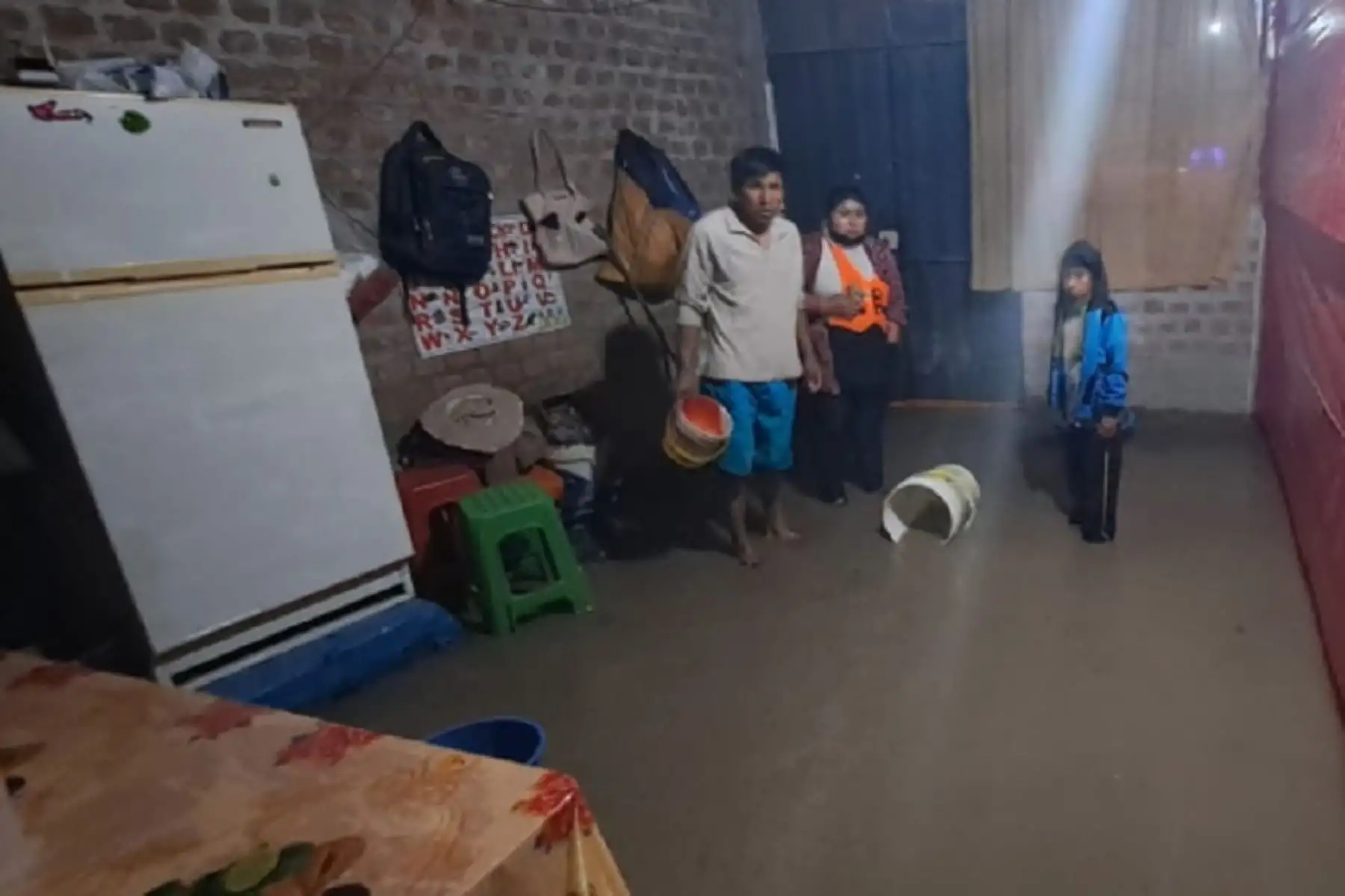 Viviendas y locales comerciales resultaron afectados por una intensa lluvia en la ciudad de Huamanga, capital de la región Ayacucho.