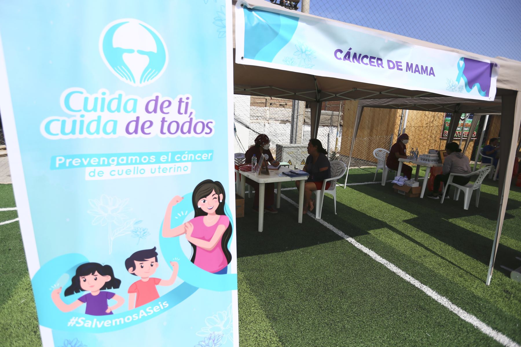 El Minsa en coordinación con la Diris Lima Sur 
 presentan campaña integral de salud en el marco del día de la prevención del cáncer del cuello uterino en complejo deportivo  del  sector  2 grupo 1 de Villa El Salvador. 
Foto: ANDINA/Ricardo Cuba