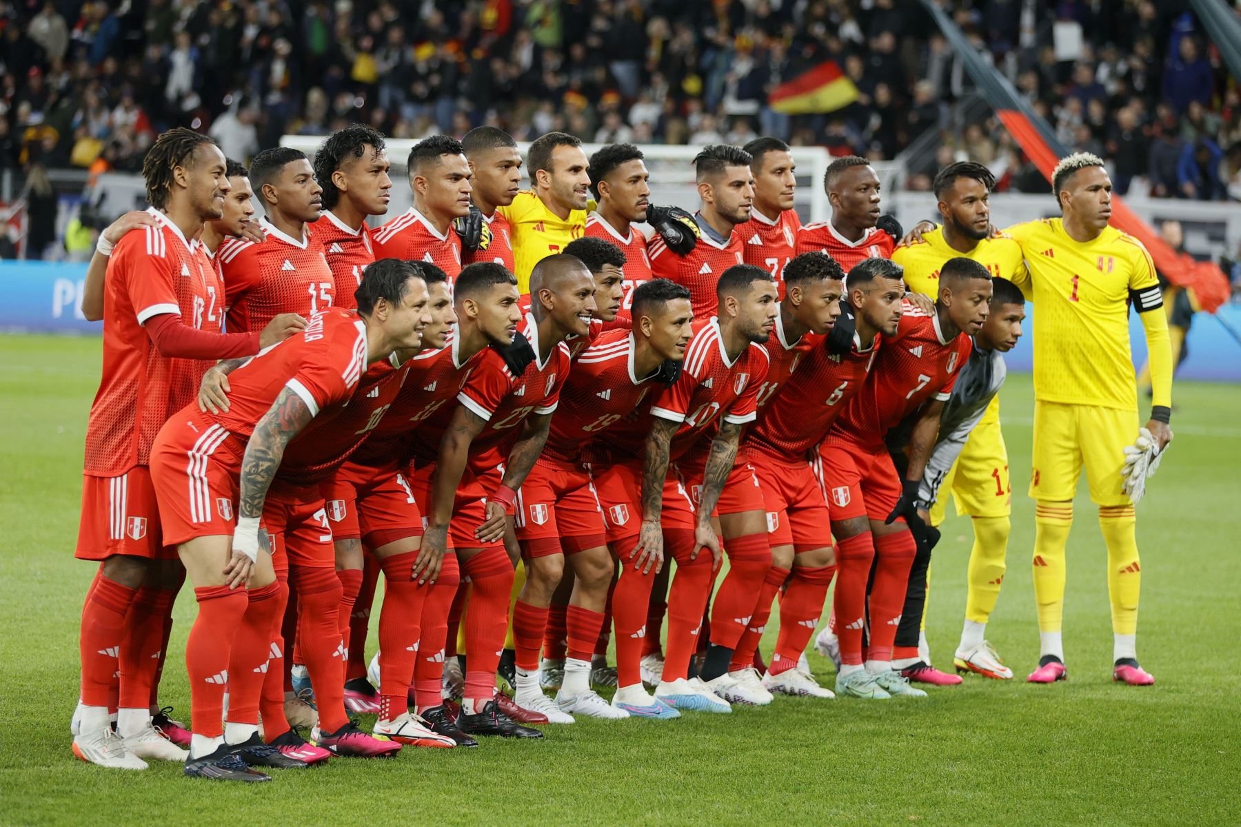 El equipo de Perú posa para una foto previo al amistoso internacional de fútbol entre Alemania y Perú en Mainz, Alemania. Foto: EFE