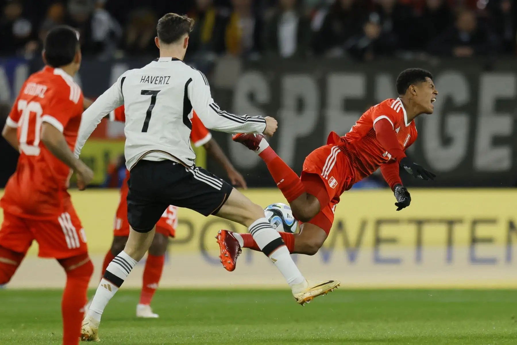 El alemán Kai Havertz en acción contra el peruano Wilder Cartagena durante el partido amistoso de fútbol internacional entre Alemania y Perú en Mainz, Alemania.
Foto: EFE