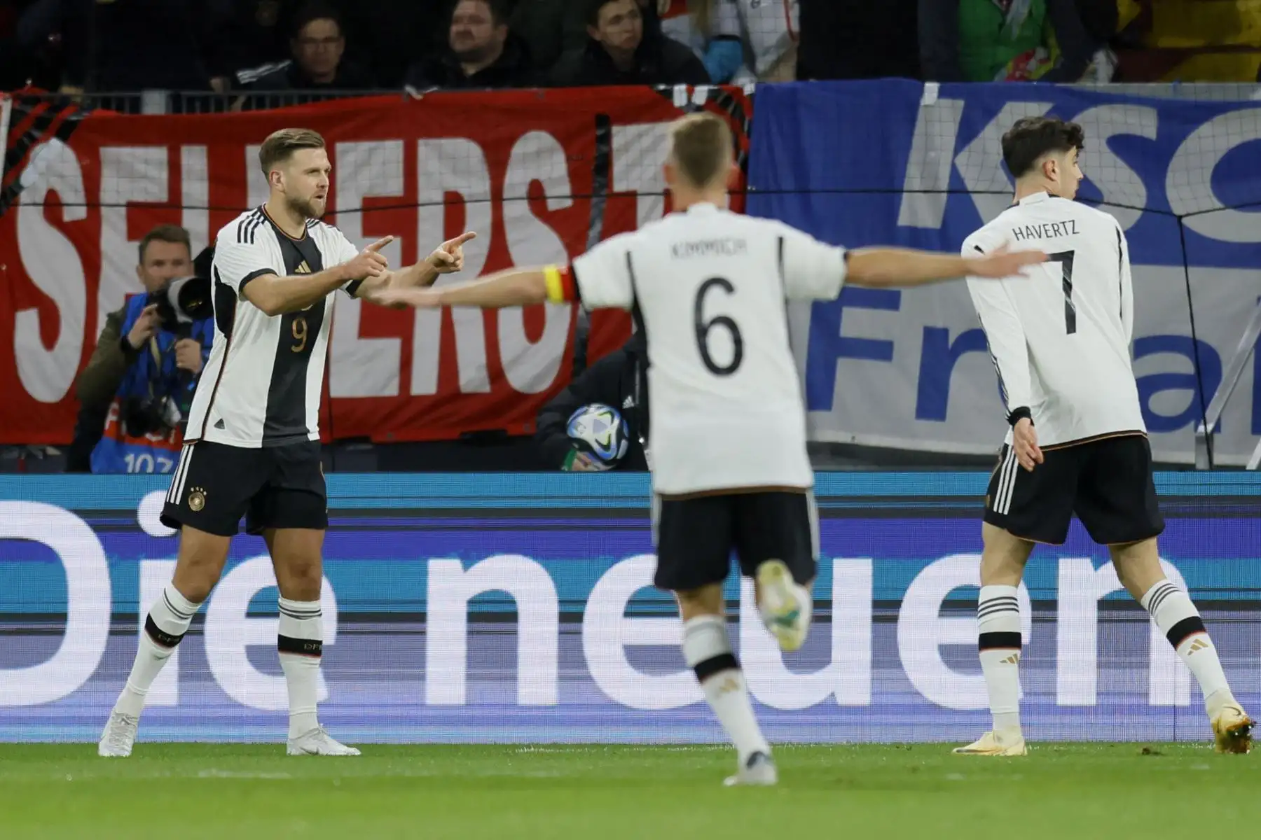 El alemán Niklas Fuellkrug (de izq. a der.) celebra con sus compañeros Joshua Kimmich y Kai Havertz después de anotar el gol 1-0 durante el partido amistoso de fútbol internacional entre Alemania y Perú en Maguncia, Alemania. Foto: EFE