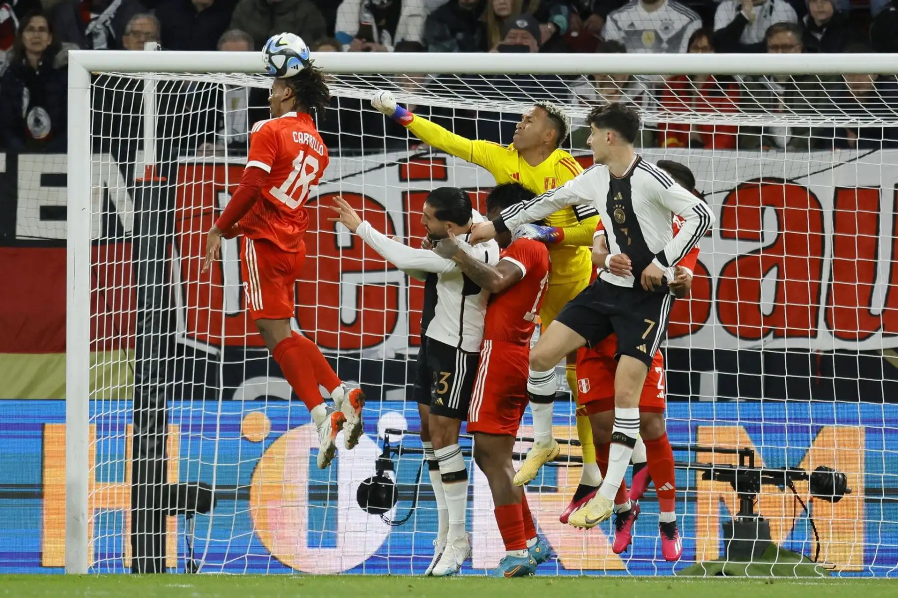 Andre Carrillo (izq.) en acción durante el partido amistoso de fútbol internacional entre Alemania y Perú en Mainz, Alemania. Foto: EFE