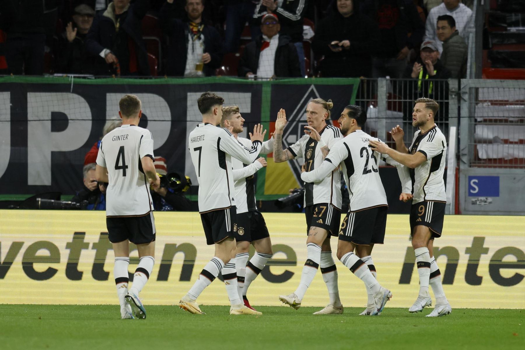 El alemán Niklas Fuellkrug (der.) celebra con sus compañeros de equipo después de anotar el gol 2-0 durante el partido amistoso de fútbol internacional entre Alemania y Perú en Mainz, Alemania.Foto: EFE