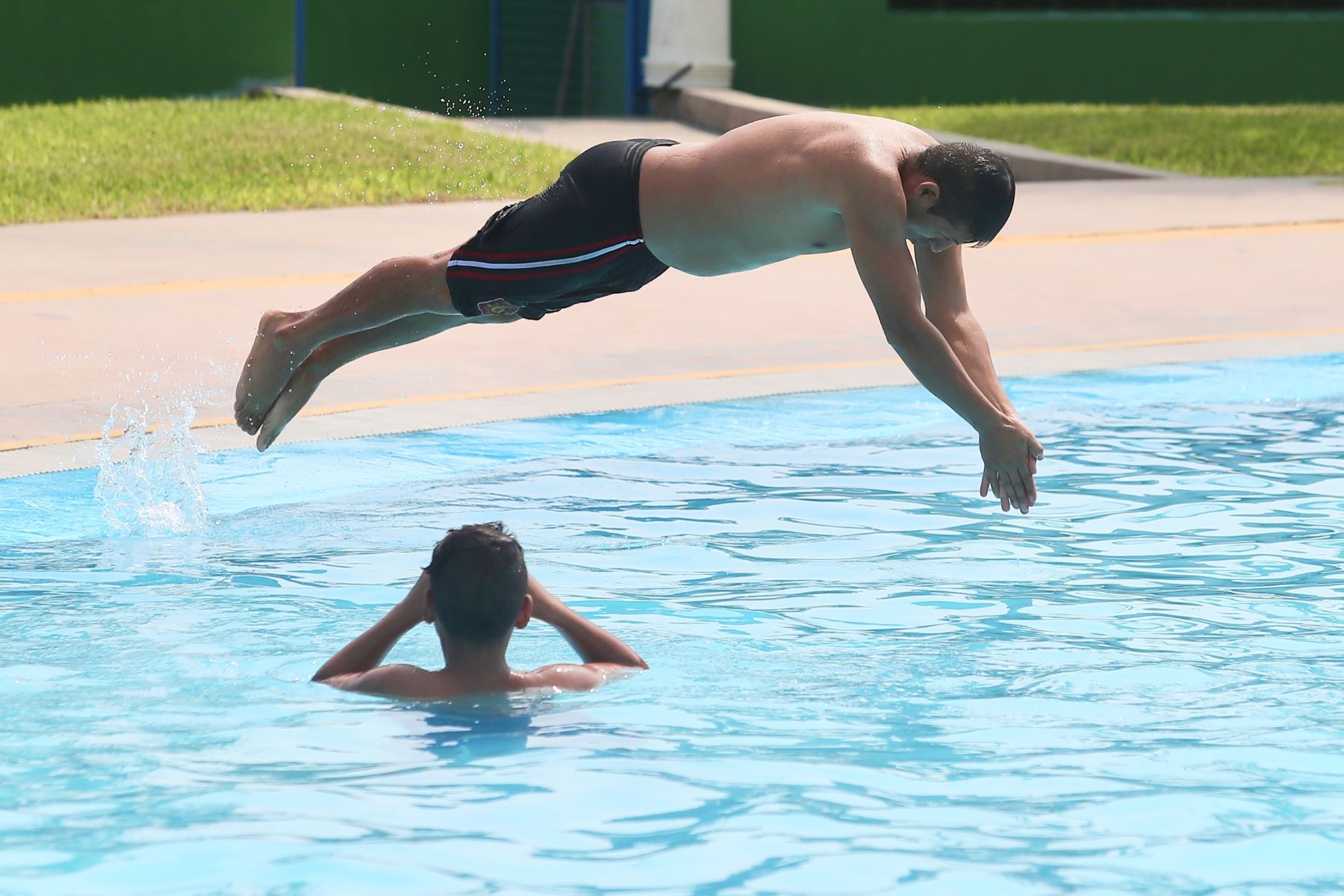 Debido a las elevadas temperaturas  en la capital, cientos de limeños buscan diferentes formas de refrescarse, como acudir a la piscina Municipal  Club Zonal Cápac Yupanqui. Foto: ANDINA/Ricardo Cuba