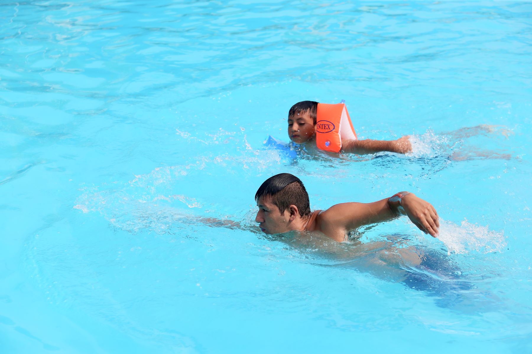 Debido a las elevadas temperaturas  en la capital, cientos de limeños buscan diferentes formas de refrescarse, como acudir a la piscina Municipal  Club Zonal Cápac Yupanqui. Foto: ANDINA/Ricardo Cuba