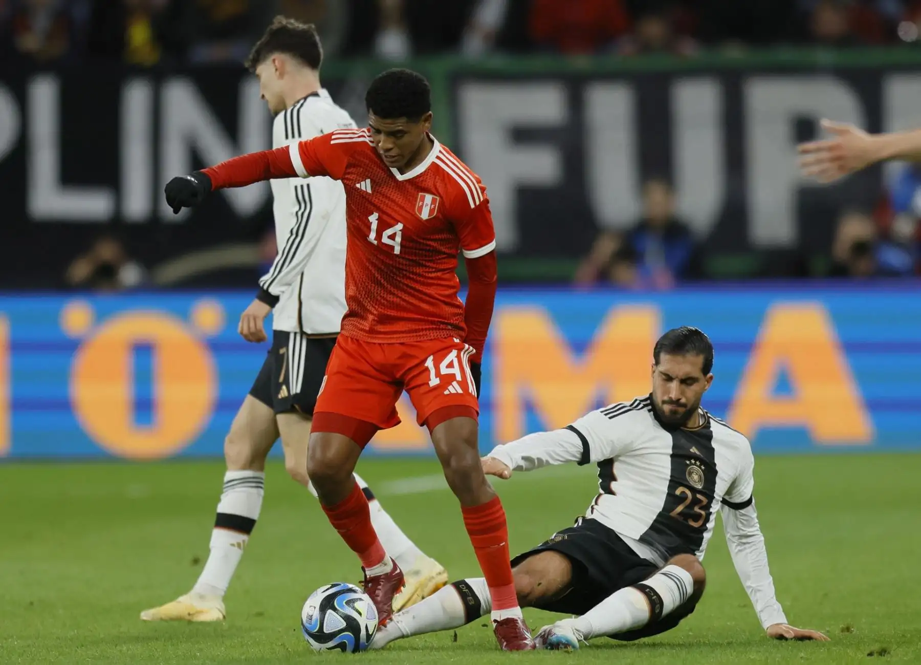 El peruano Wilder Cartagena (izq.) en acción contra el alemán Emre Can (der.) durante el partido amistoso internacional de fútbol entre Alemania y Perú en Mainz, Alemania. Foto: EFE