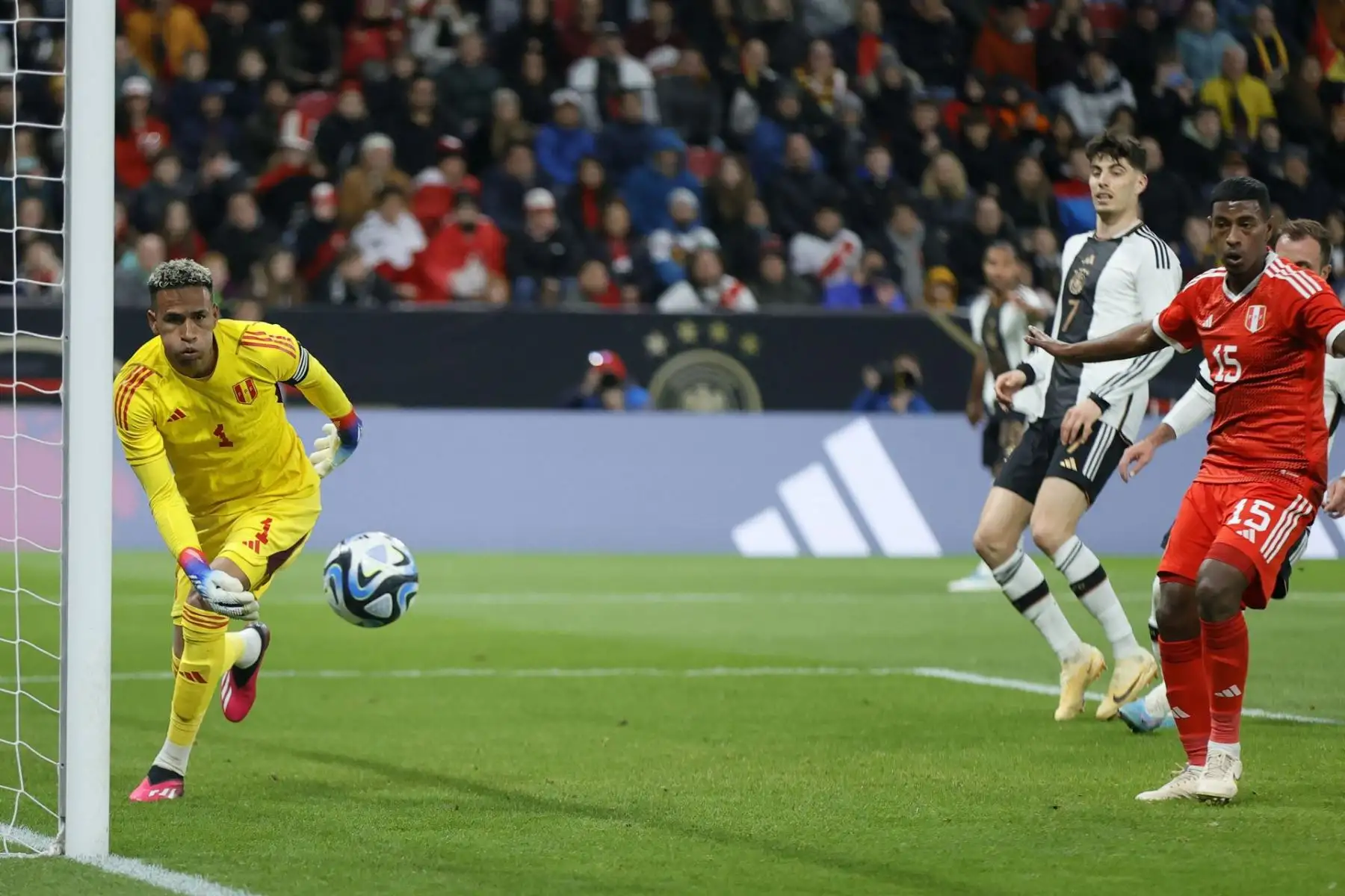 El portero de Perú Pedro Gallese (izq.) reacciona después de que el penal lanzado por el alemán Kai Havertz (der.) golpeara el poste durante el partido amistoso internacional de fútbol entre Alemania y Perú en Mainz, Alemania. Foto: EFE