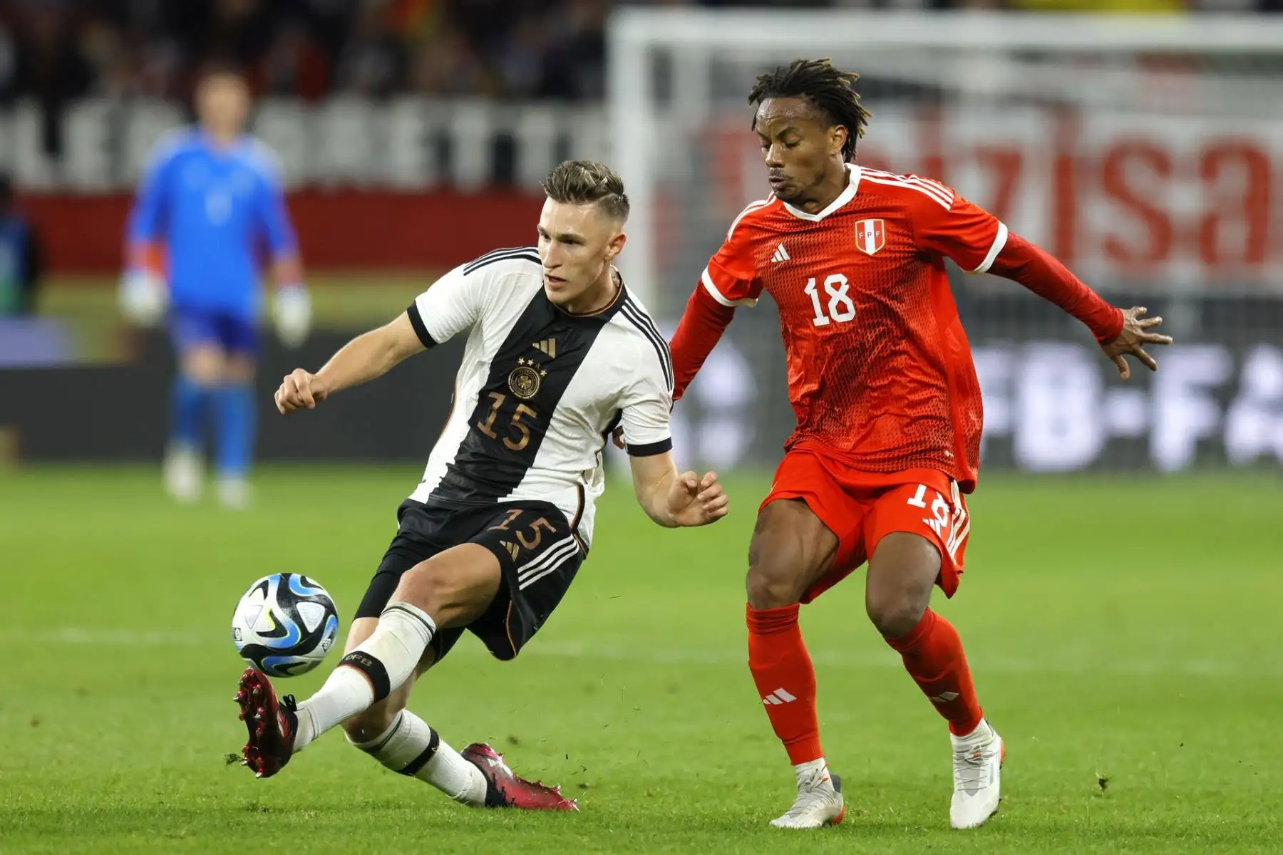 Nico Schlotterbeck (izq.) de Alemania en acción contra Andre Carrillo (der.) de Perú durante el partido amistoso internacional de fútbol entre Alemania y Perú en Mainz. Foto: EFE