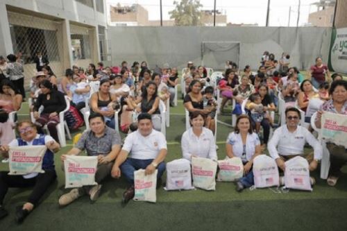 En su visita de trabajo a la región de La Libertad, la ministra de la Mujer, Nancy Tolentino entregó kits de aseo personal a la Municipalidad de Ascope, con la finalidad que sean entregados a la población afectada.