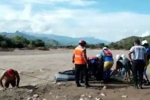 Personal Policial de la Unidad de Rescate y de la Unidad de Salvataje de la Policía Nacional del Perú (PNP), halló hoy el cuerpo sin vida de la suboficial PNP Diana Mariaelena Luna Salazar, quien falleció al intentar cruzar a bordo de un vehículo la quebrada Juana Ríos, ubicada en el distrito de Chongoyape, región Lambayeque.