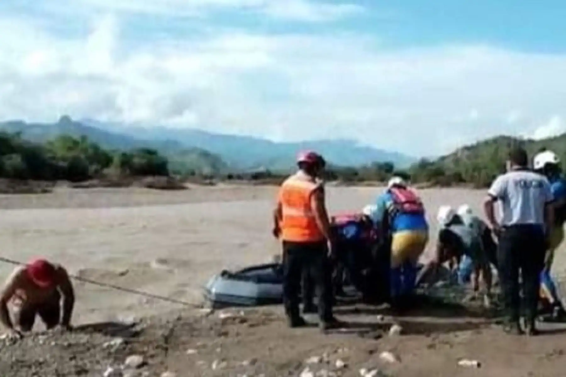 Personal Policial de la Unidad de Rescate y de la Unidad de Salvataje de la Policía Nacional del Perú (PNP), halló hoy el cuerpo sin vida de la suboficial PNP Diana Mariaelena Luna Salazar, quien falleció al intentar cruzar a bordo de un vehículo la quebrada Juana Ríos, ubicada en el distrito de Chongoyape, región Lambayeque.