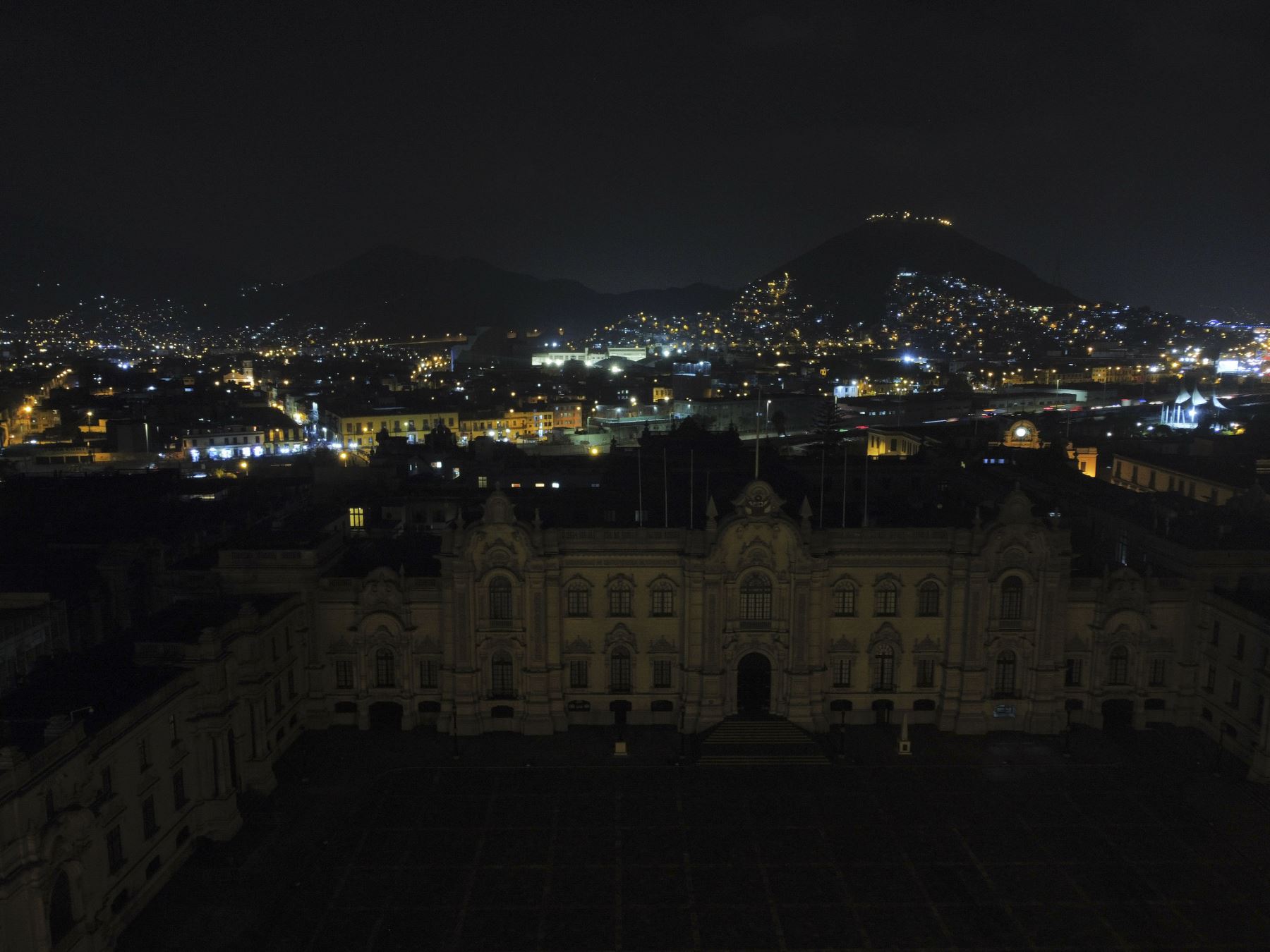 Esta noche, Palacio de Gobierno se sumó a la iniciativa La Hora del Planeta. Foto: Presidencia Perú