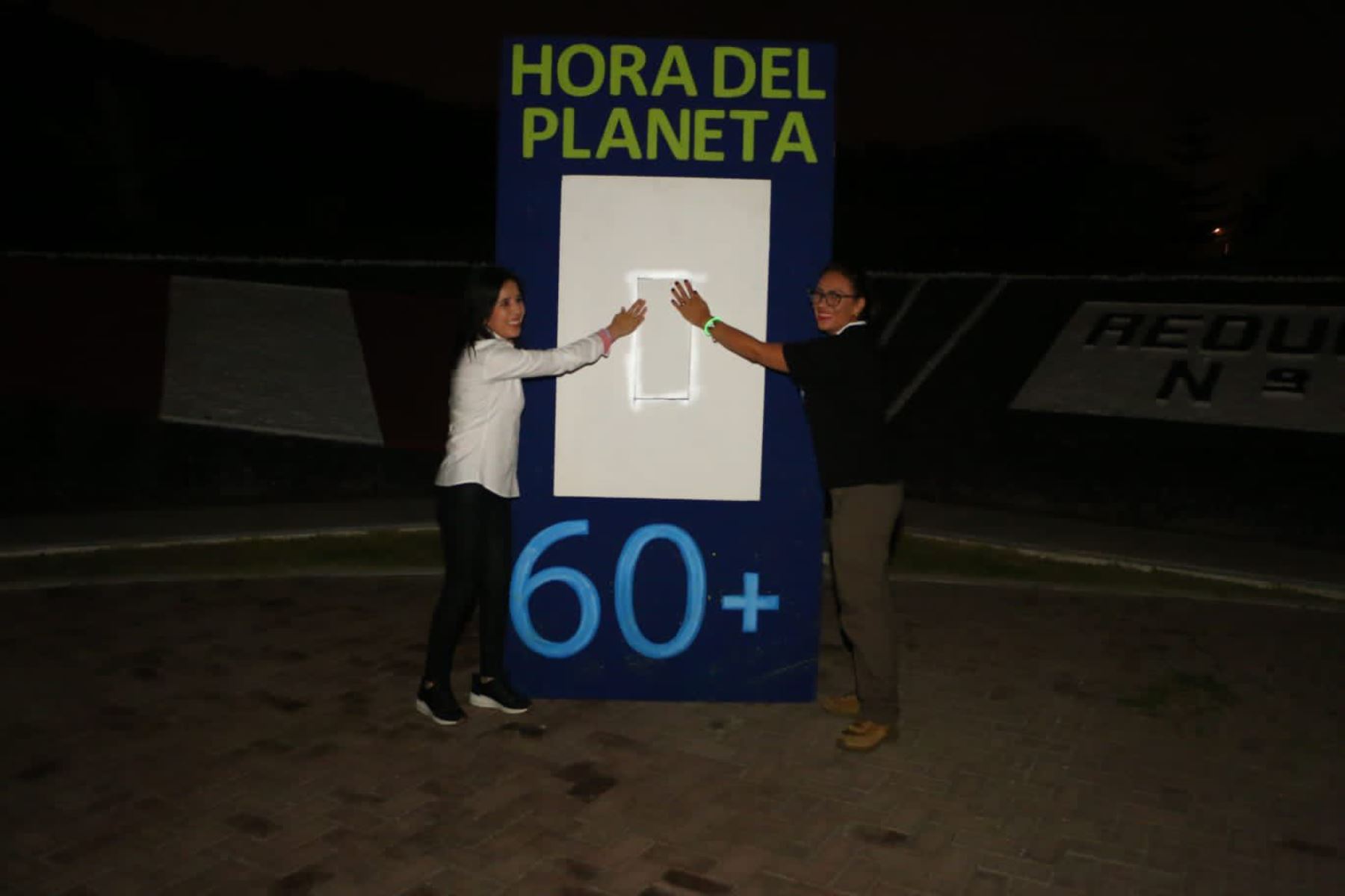 La viceministra del Minam, Giuliana Becerra presidió el acto por La Hora Del Planeta realizado por la 
Municipalidad de Surquillo. Foto: Ministerio del Ambiente