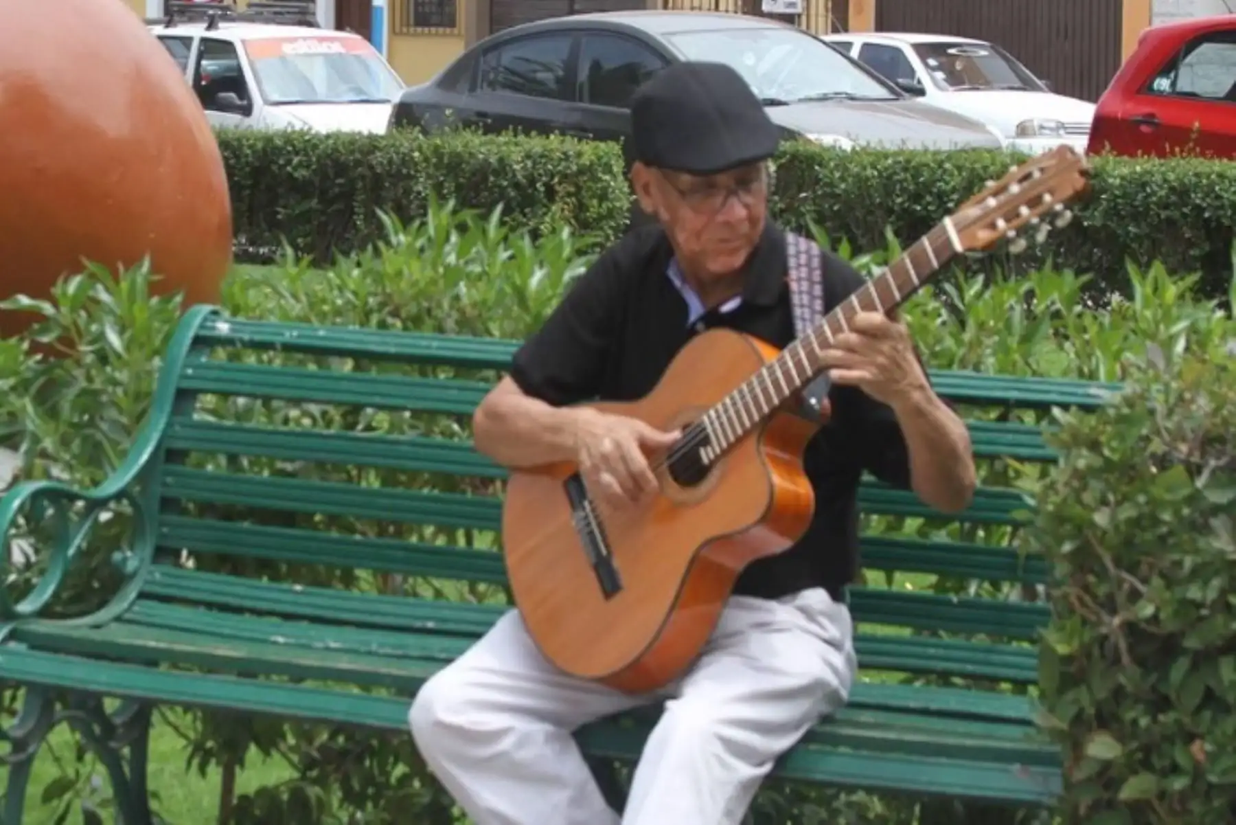 Adrián Angulo Llerena se inició como primera guitarra, arreglista y director musical el año 1967 con el grupo Bellas de Huamanga.