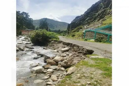 Como el tránsito vehicular se encuentra interrumpido existe una vía peatonal alterna.