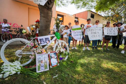 Familiares, amigos y ciclistas, realizan plantón para exigir justicia por joven ciclista fallecida