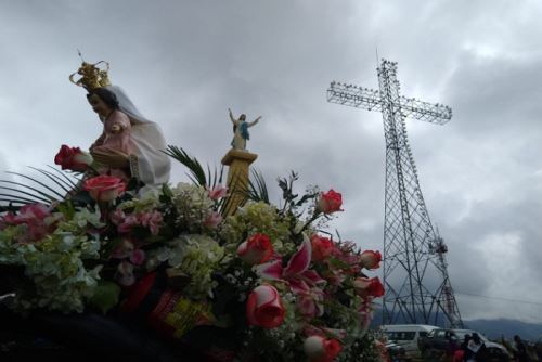La cruz, símbolo de paz, fue construida en el año 1994 con los fierros de las torres de alta tensión que fueron destruidas por terroristas; es una de las más altas en el Perú, con más de 50 metros de altura, totalmente iluminada