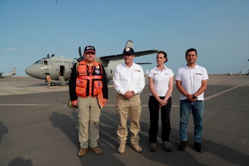 Ministro de defensa llevó ayuda humanitaria a Piura.