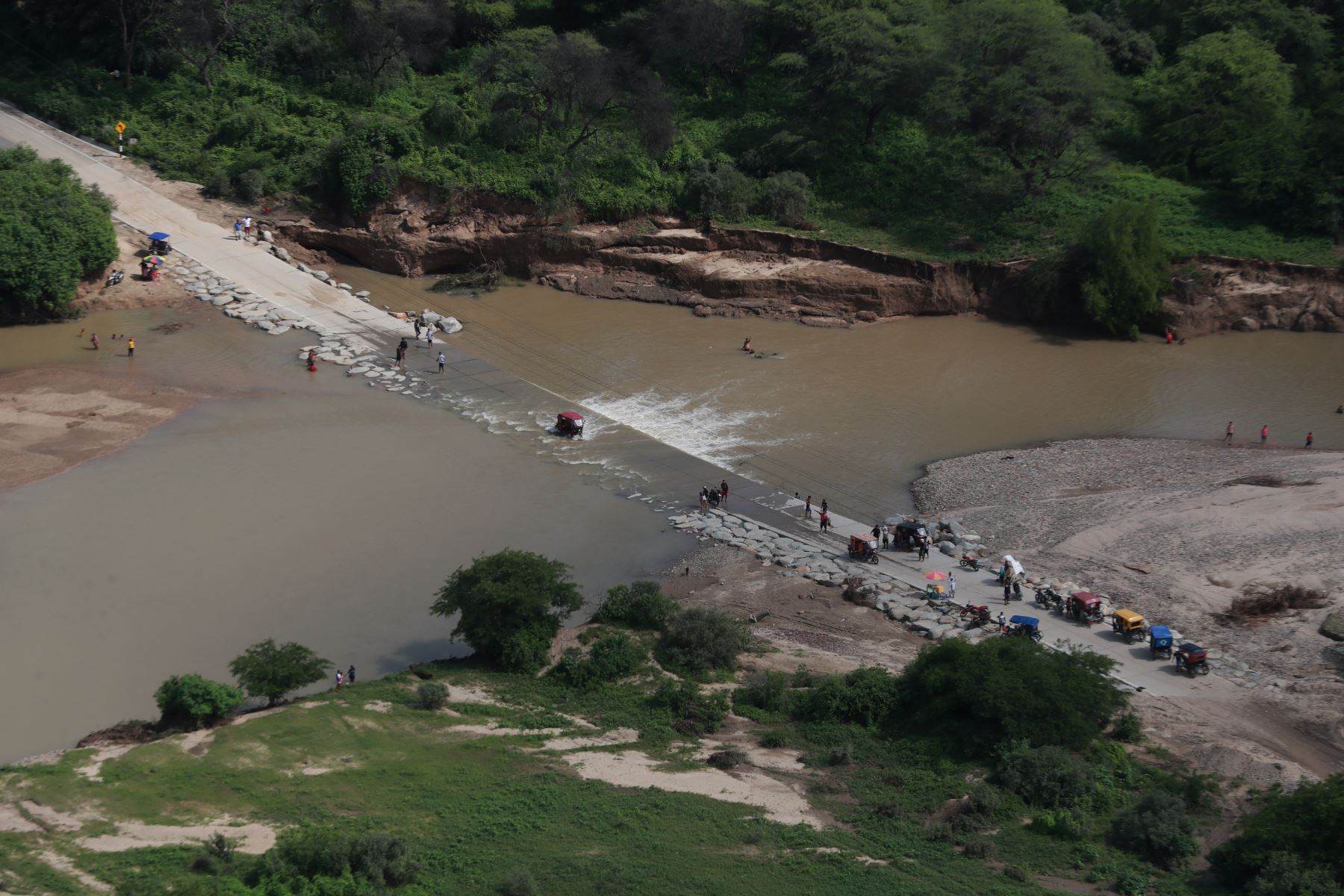 Como parte de su actividades, los miembros del Ejecutivo sobrevolaron las zonas de altos riegos en la región que soporta intensas lluvias. 
Foto: ANDINA/Difusión