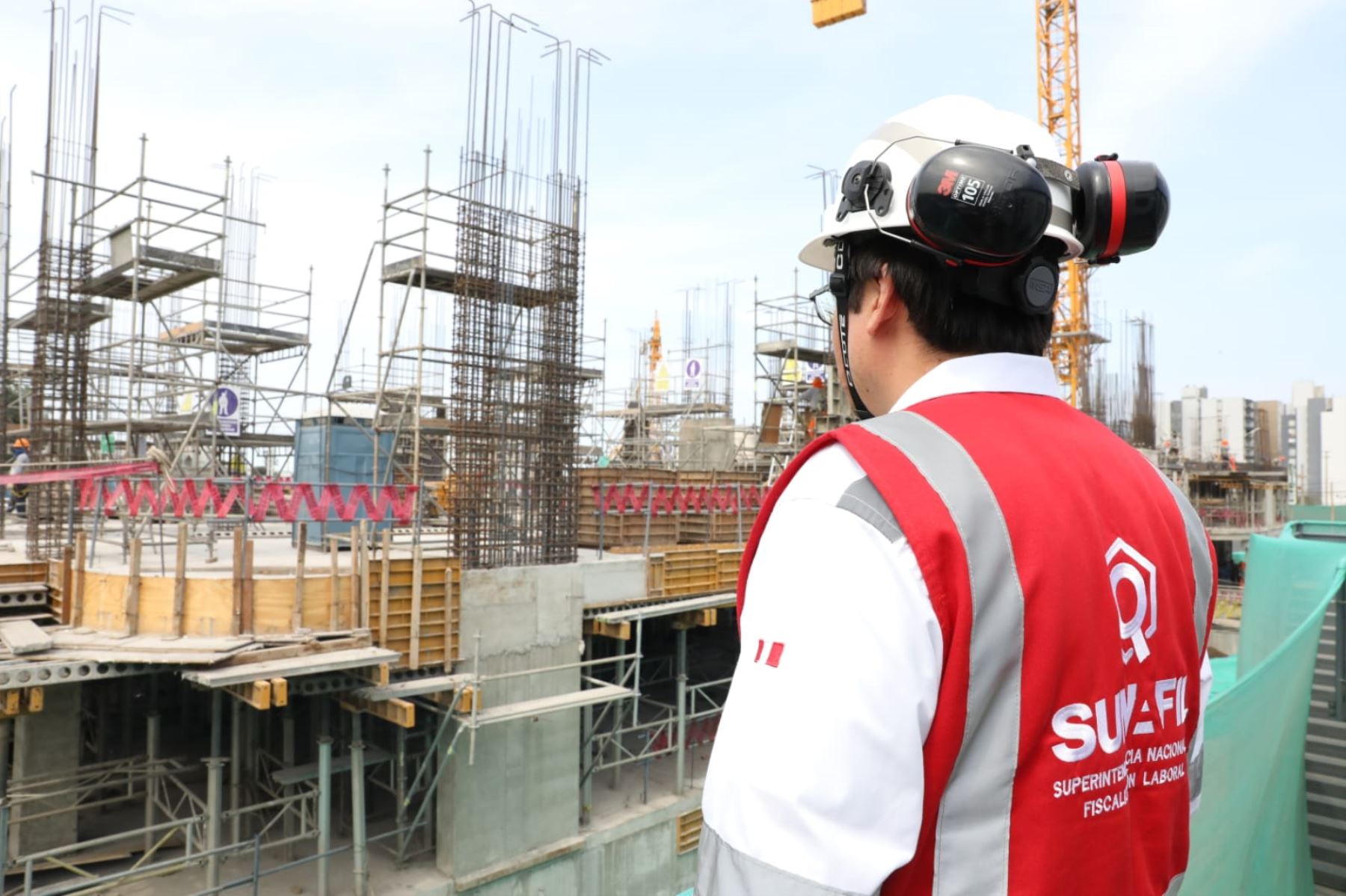 Inspector de Sunafil inspecciona condiciones laborales en una obra de construcción. Foto: Cortesía.