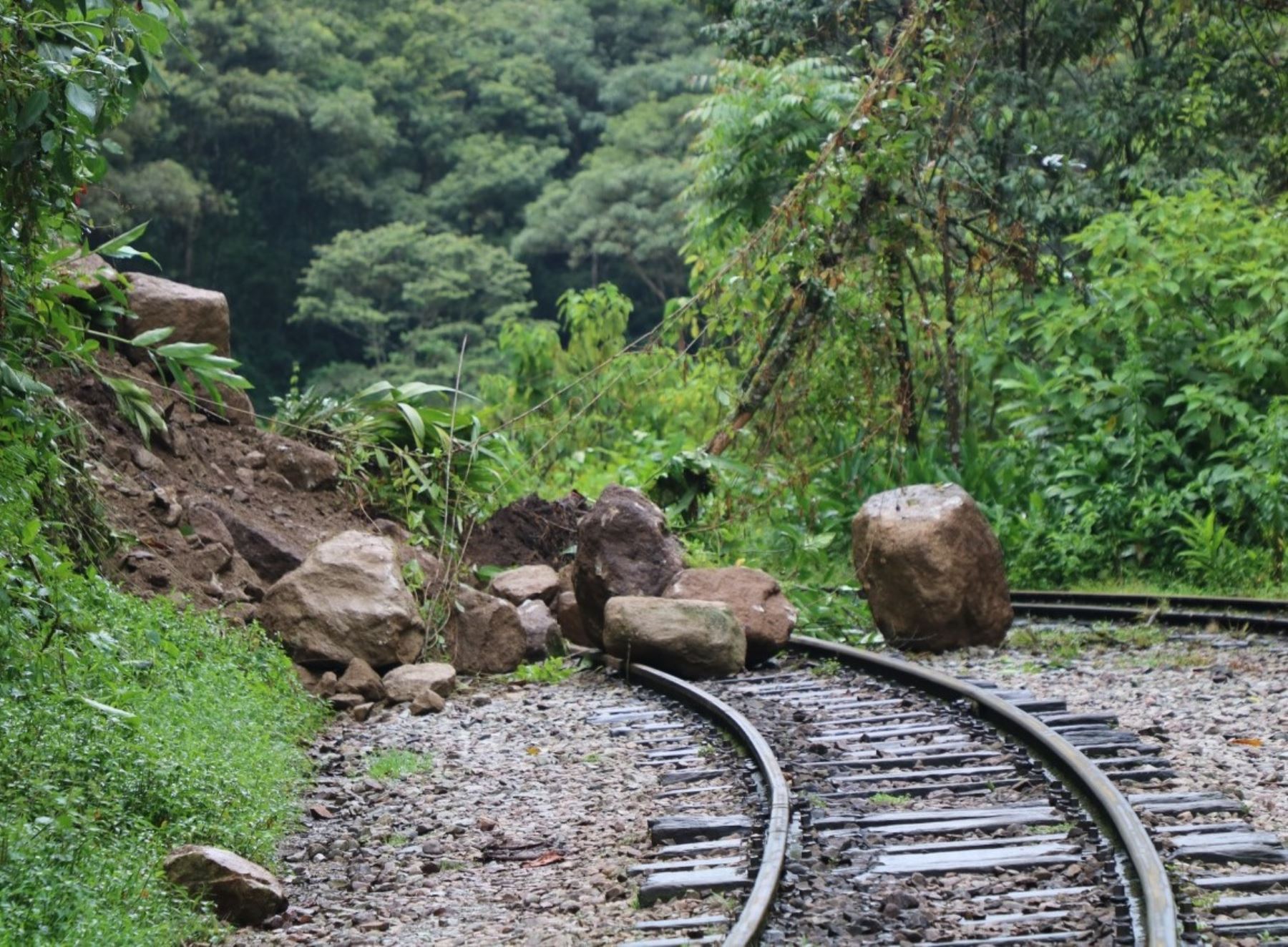 El servicio del tren Ollantaytambo-Machu Picchu, en Cusco, se encuentra interrumpido a causa de un deslizamiento que bloquea la vía férrea. ANDINA/Difusión