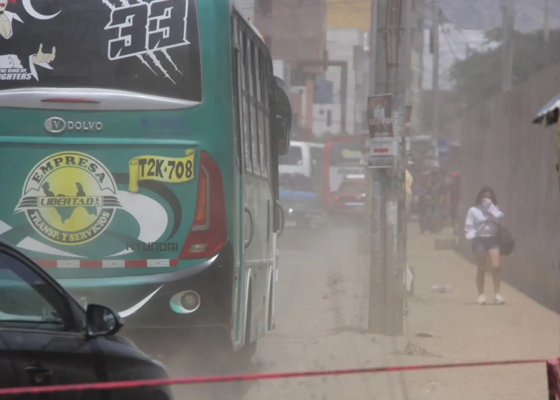 La salud de los trujillanos se encuentra en grave riesgo, pues el aire que actualmente respiran está contaminado por el polvo tóxico que ha cubierto las calles tras la caída de huaicos. Foto: Luis Puell