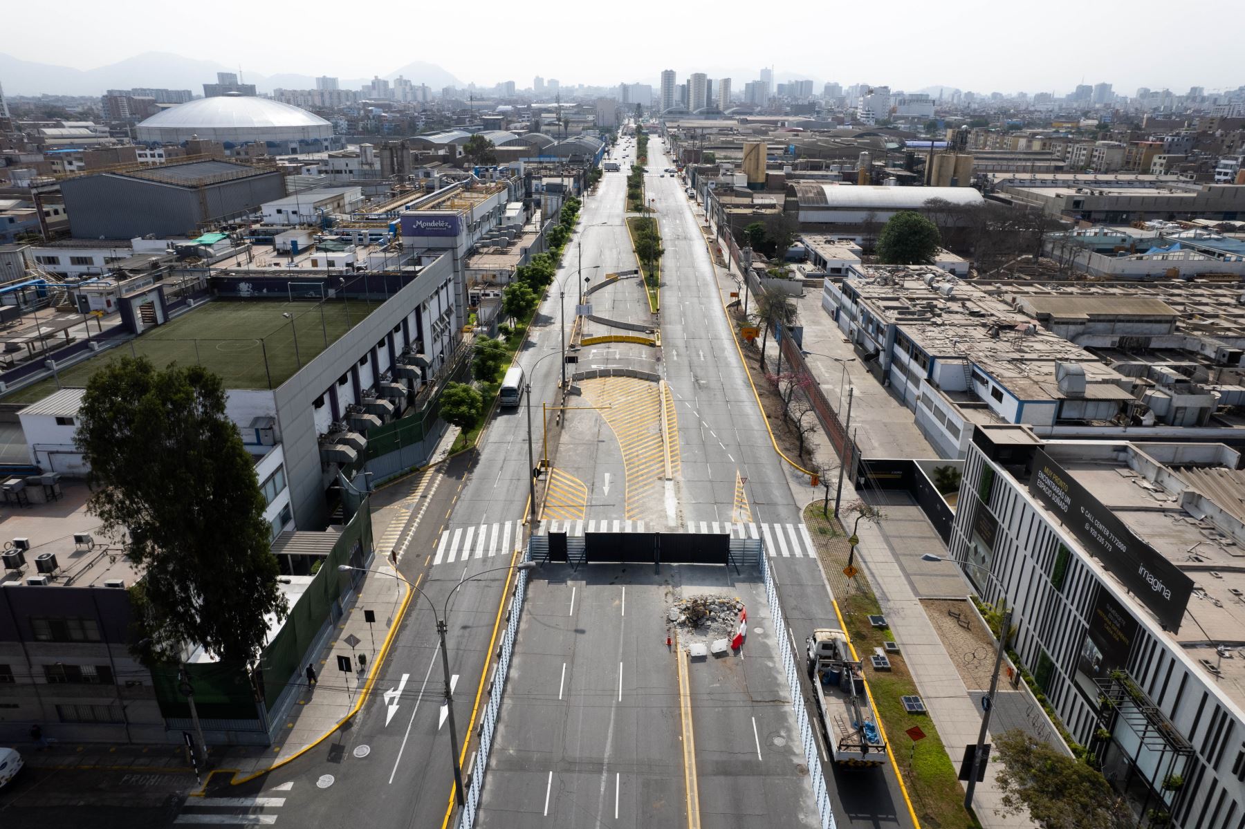 Inició el plan de desvíos de vehículos de transporte público y privado en la Av. Venezuela, debido a las obras de construcción de estaciones de la Línea 2 del Metro de Lima.  Foto: ANDINA/Daniel Bracamonte