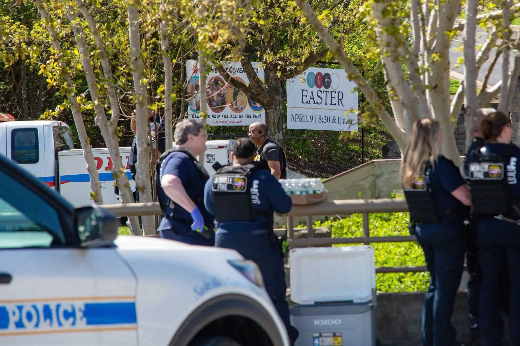 Departamento de Policía de Metro Nashville y funcionarios en los exteriores de la Escuela Covenant, Iglesia Presbiteriana de Covenant, luego de un tiroteo en Nashville, Tennessee, EE. asesinado por la policía. Foto: EFE