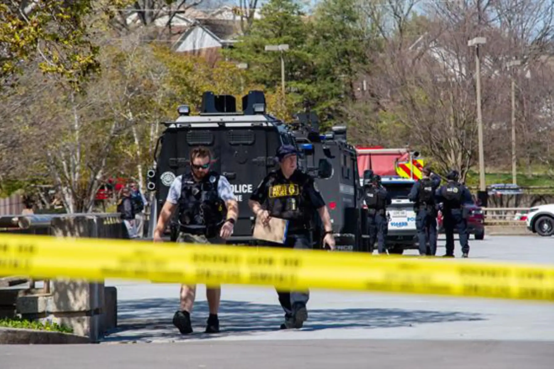 Departamento de Policía de Metro Nashville y funcionarios en los exteriores de la Escuela Covenant, Iglesia Presbiteriana de Covenant, luego de un tiroteo en Nashville, Tennessee, EE. asesinado por la policía. Foto: EFE