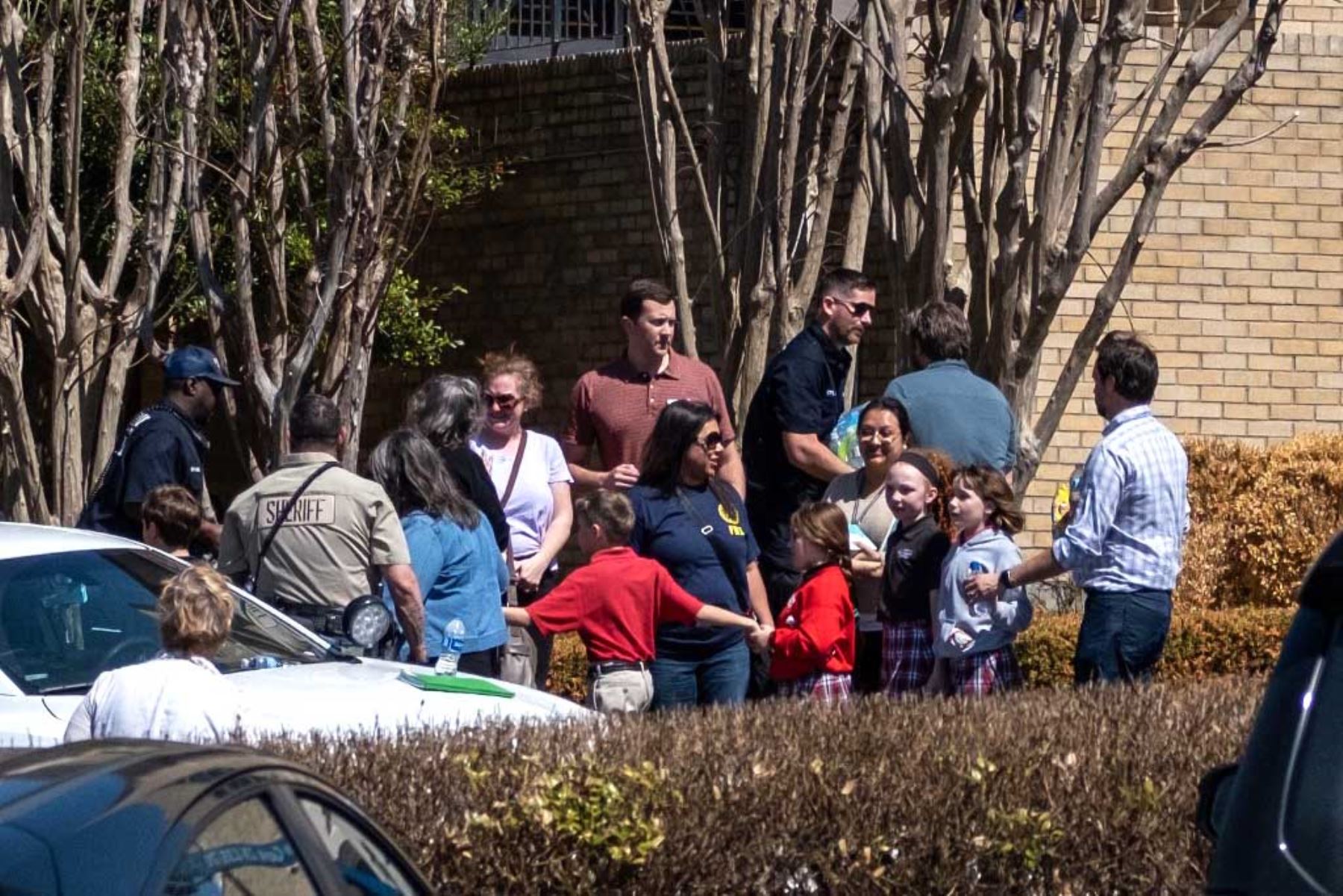 Niños llegan a la Iglesia Bautista Woodmont para reunirse con sus familias después de un tiroteo masivo en The Covenant School  en Nashville, Tennessee.  Foto: AFP