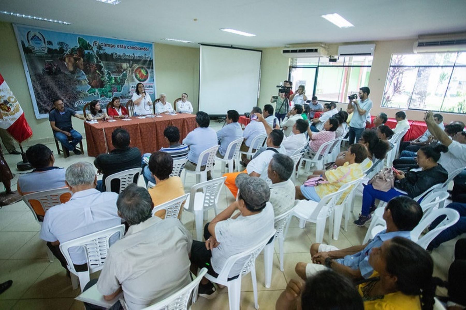 Ministra de Desarrollo Agrario y Riego, Nelly Paredes, anuncia en Pucallpa, que su sector evalúa cambios al Seguro Agrario Catastrófico (SAC) para incluir a más agricultores y productos. Foto: Cortesía.
