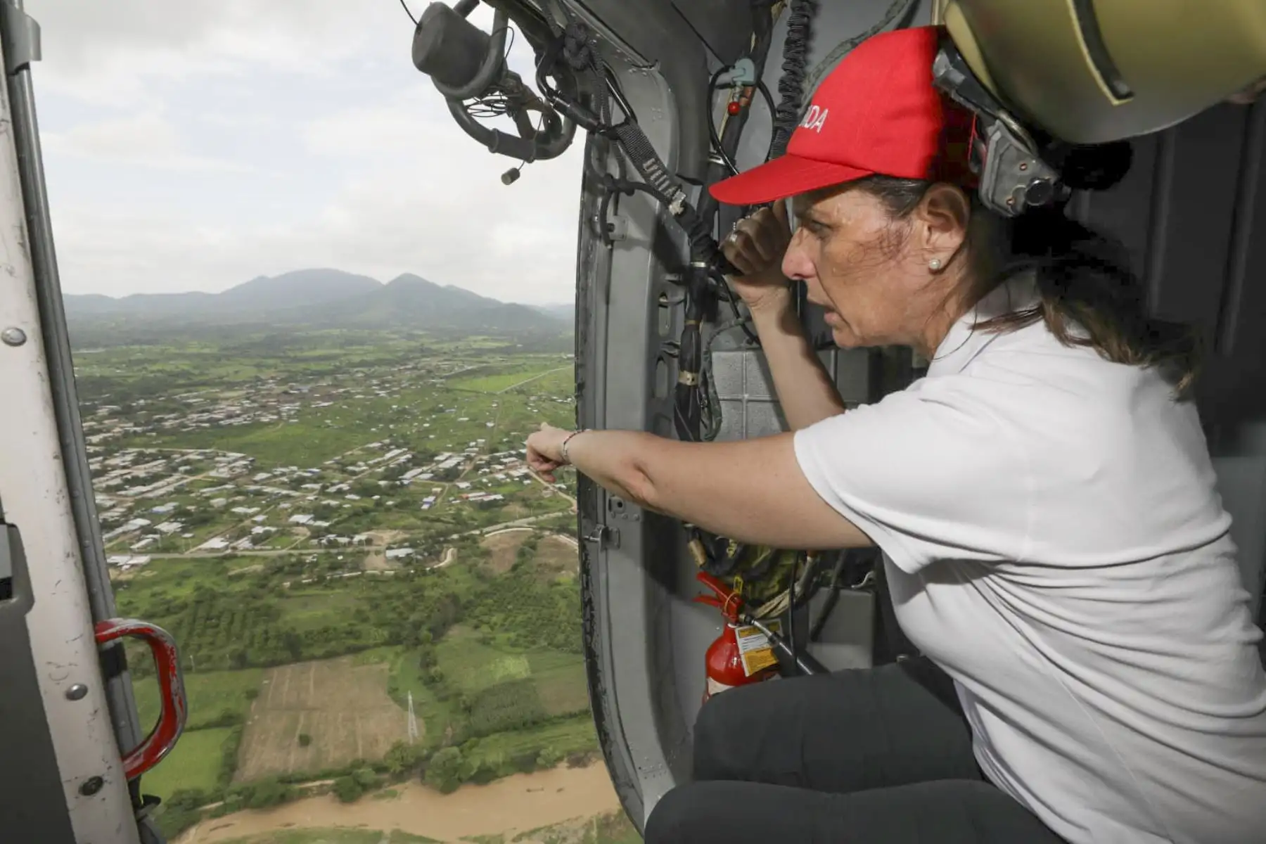 La ministra de Vivienda, Construcción y Saneamiento, Hania Pérez de Cuéllar, inspecciona, por segundo día consecutivo, las zonas afectadas por las intensas lluvias que provocaron desbordes e inundaciones en Piura. La ministra se trasladó, junto al Director de Respuesta de Indeci, César Sierra, en un helicóptero de la Fuerza Aérea del Perú, hasta la localidad de Malingas, donde entregó 1.5 TM de alimentos a la población que se encuentra incomunicada como consecuencia de las precipitaciones pluviales.
Foto:ANDINA/MVCS