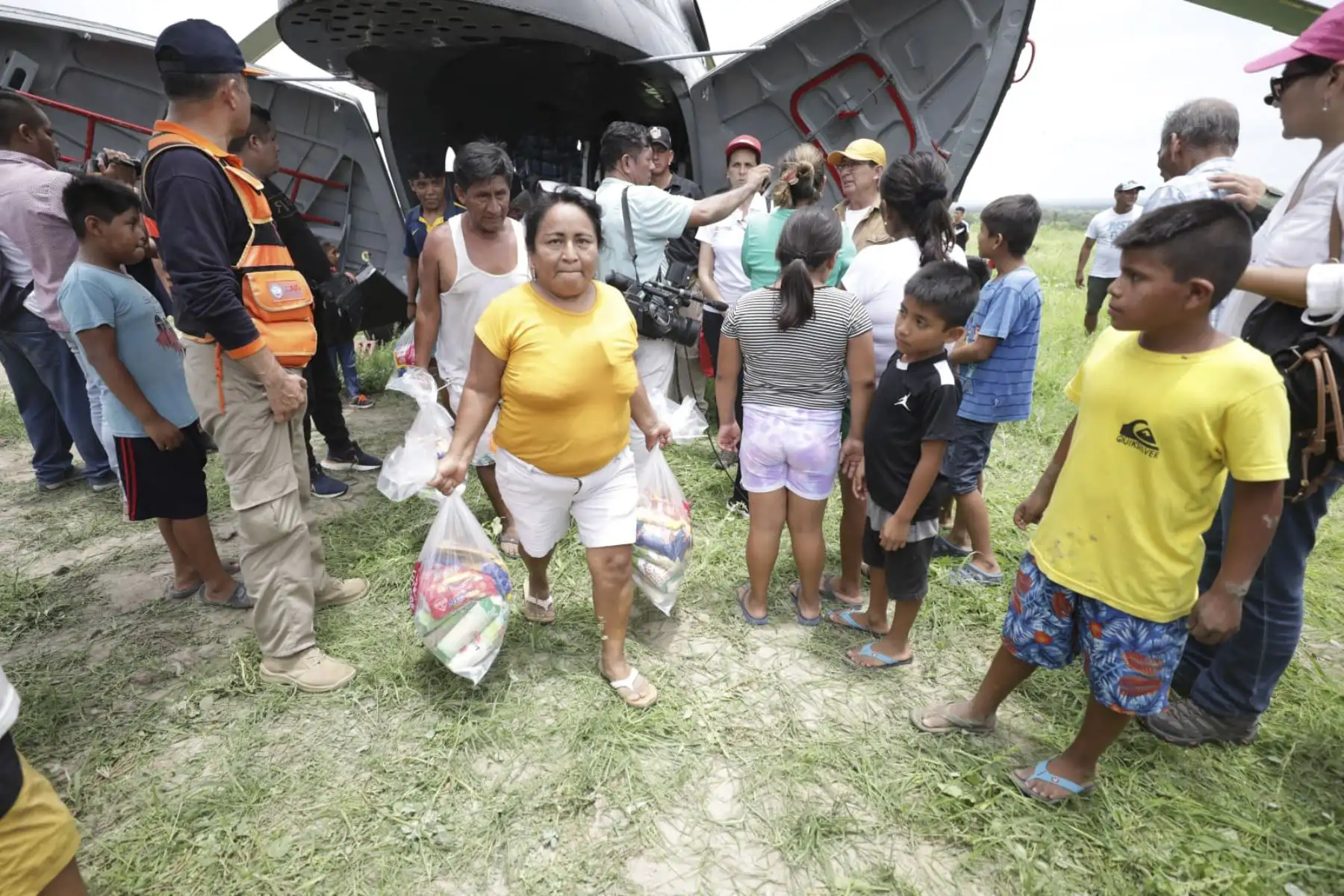 La ministra de Vivienda, Construcción y Saneamiento, Hania Pérez de Cuéllar, inspecciona, por segundo día consecutivo, las zonas afectadas por las intensas lluvias que provocaron desbordes e inundaciones en Piura. La ministra se trasladó, junto al Director de Respuesta de Indeci, César Sierra, en un helicóptero de la Fuerza Aérea del Perú, hasta la localidad de Malingas, donde entregó 1.5 TM de alimentos a la población que se encuentra incomunicada como consecuencia de las precipitaciones pluviales.
Foto:ANDINA/MVCS