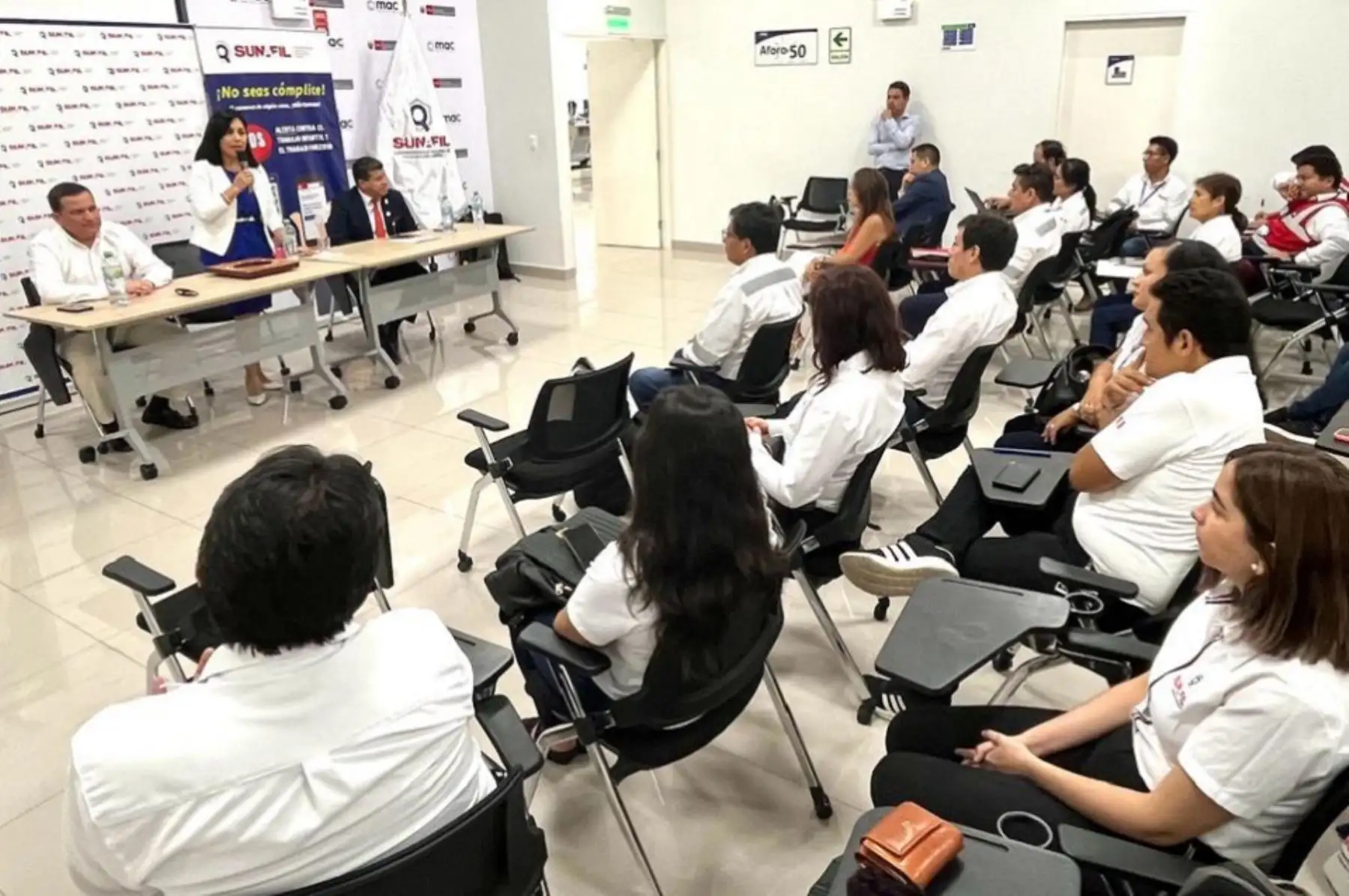La titular de la Sunafil, Flor Cruz Rodríguez, se reunió con personal de su institución en la región La Libertad.  Foto: Cortesía.