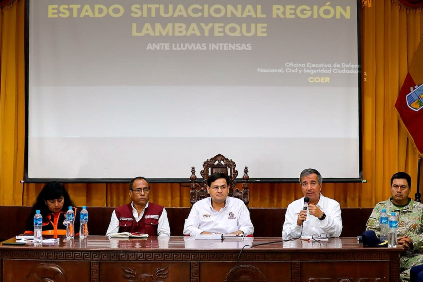 Ministro de la Producción, Raúl Pérez Reyes (segundo a la derecha), llegó a la región Lambayeque para coordinar acciones de ayuda ante la emergencia por las intensas lluvias. Foto: Cortesía.