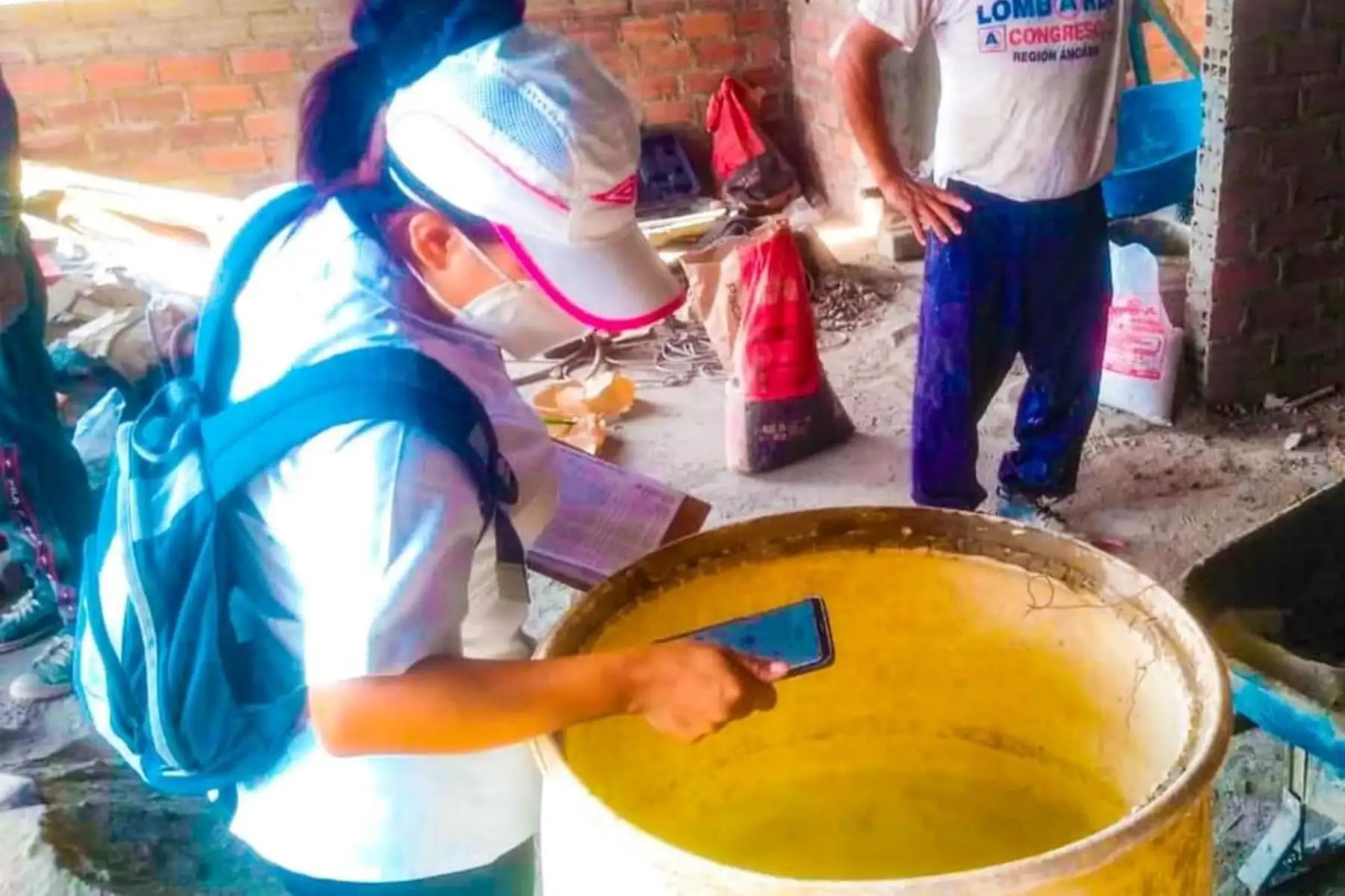 En el distrito de Nuevo Chimbote se hace la abatización y el control larvario en las viviendas, con la finalidad de evitar la expansión del dengue.