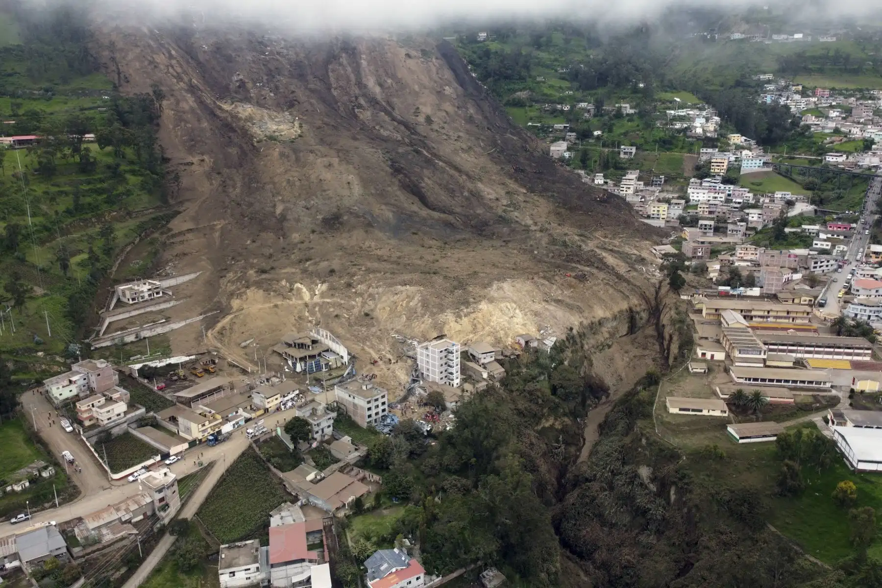 Al menos 7 personas han muerto y otras 46 siguen desaparecidas tras un deslizamiento de tierra en el sur de Ecuador causado por meses de fuertes lluvias.
Foto: AFP