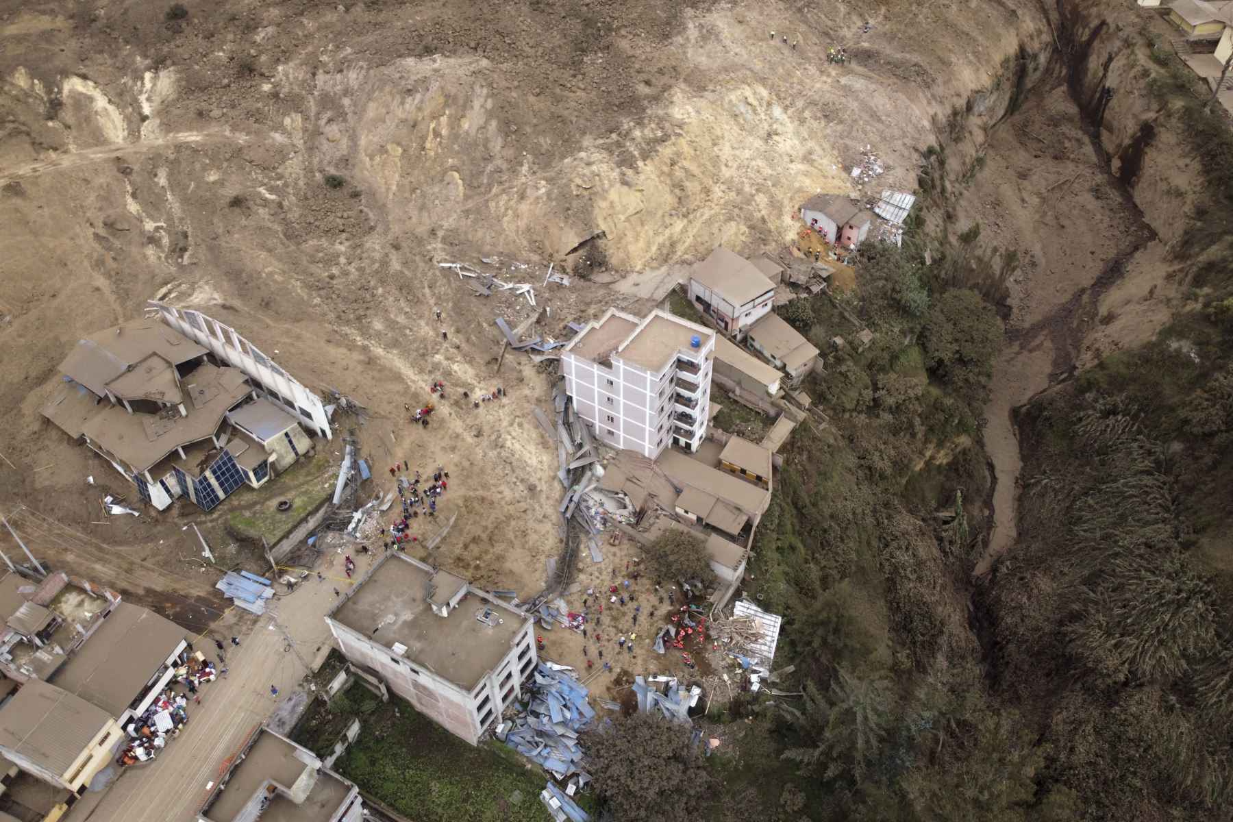 Vista aérea después del deslizamiento de tierra ocurrido en Alausi, Ecuador, el 27 de marzo de 2023. 
Foto: AFP