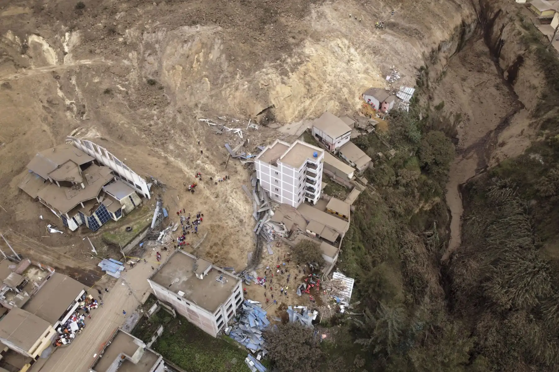 Vista aérea después del deslizamiento de tierra ocurrido en Alausi, Ecuador, el 27 de marzo de 2023. 
Foto: AFP