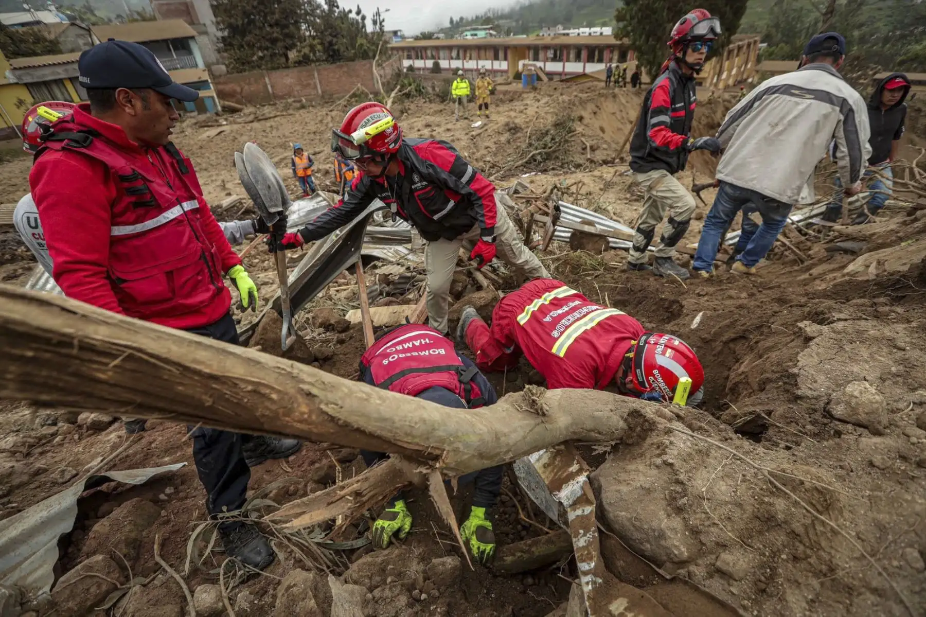 El gobernador de la provincia ecuatoriana de Chimborazo, Iván Vinueza, informó este lunes de que entre 30 y 40 casas habrían resultado afectadas por el alud ocurrido el domingo en la ciudad de Alausí, en la zona andina de Ecuador.
Foto: AFP